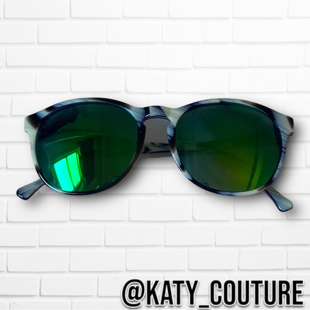 ILLESTEVA HUDSON C4 SUNGLASSES IN WHITE TORTOISE W/GREEN MIRROR LENSE, OS, NWOT.